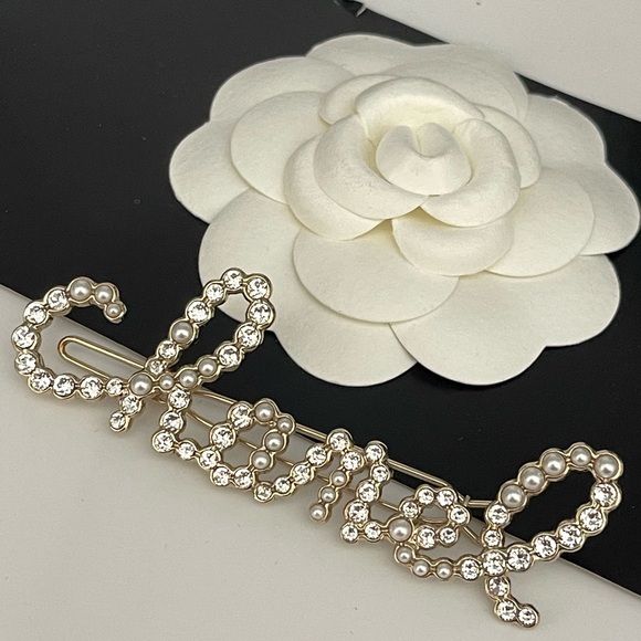 Chanel Script Hair Clip
Crystals and Pearls like New - Picture 5 of 13